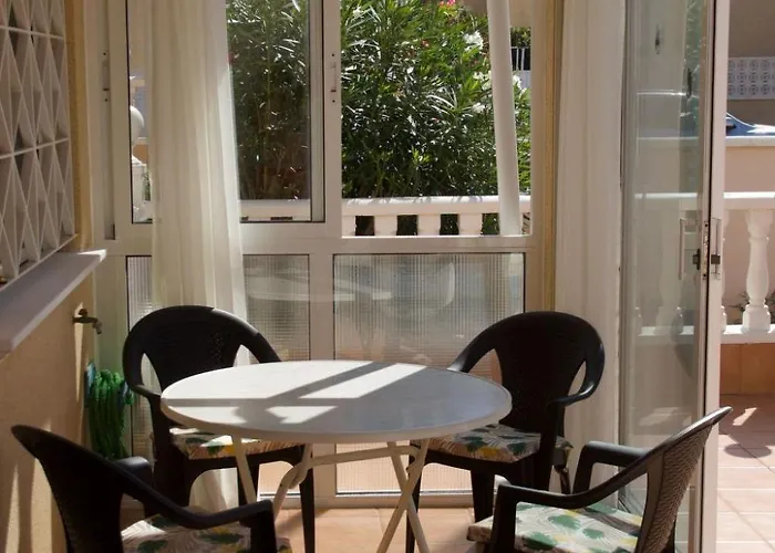 Huebsche Erdgeschosswohnung Mit Grossem Garten By Interhome Апартаменты Торевьиа